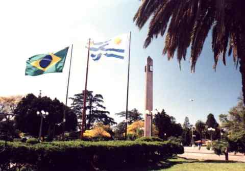 Imagen del Parque Internacional, con las Banderas de Brasil y Uruguay y el Obelisco
