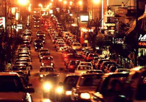 Calle Sarand - Paseo de automoviles, tradicional en la noche del centro